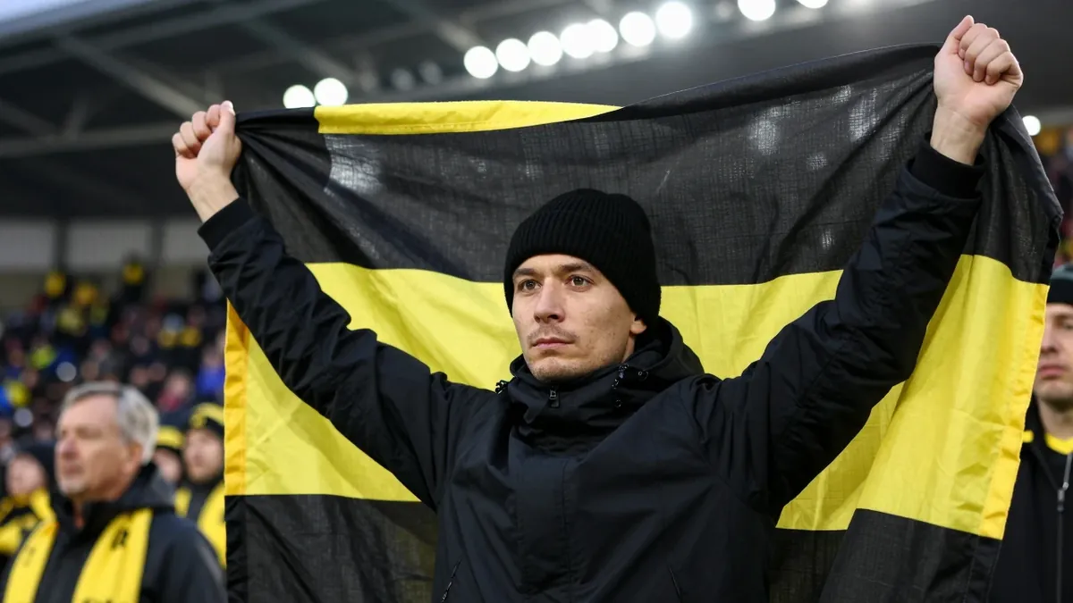 En bild på AIK:s supportrar under bortamatchen mot IFK Norrköping i Allsvenskan 2025 har gjorts licensieringsbar via...